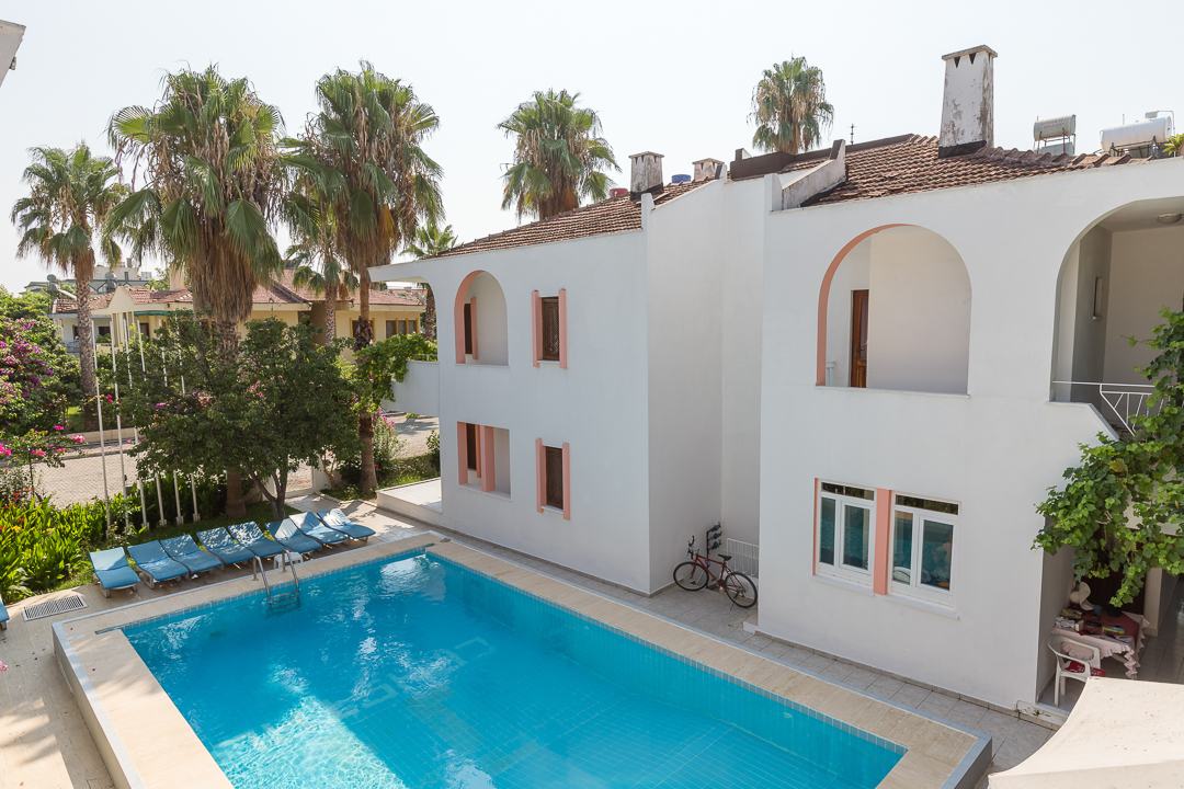Villa ve palmiyeler